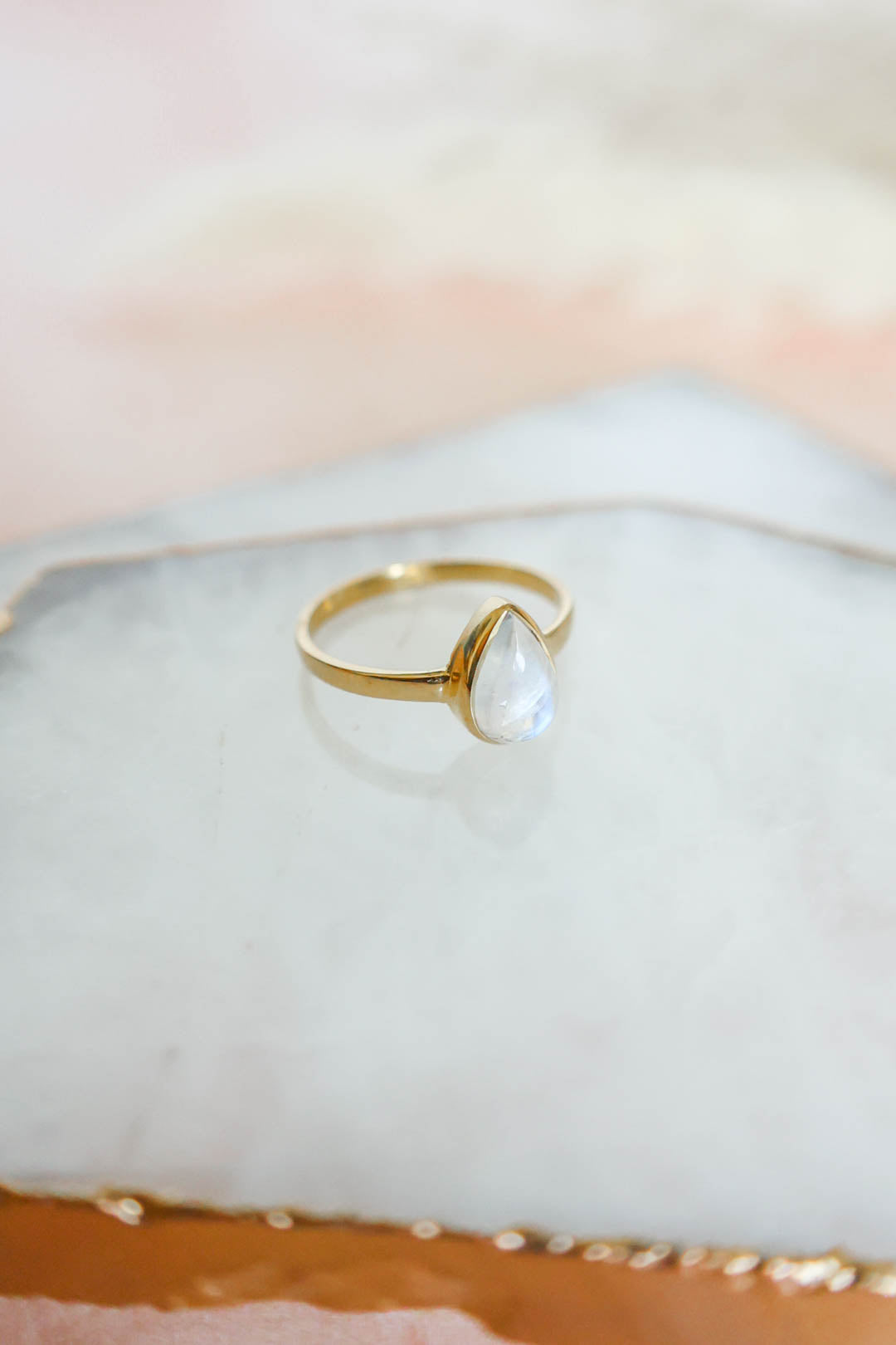 Mesa Ring Rainbow Moonstone - Gold