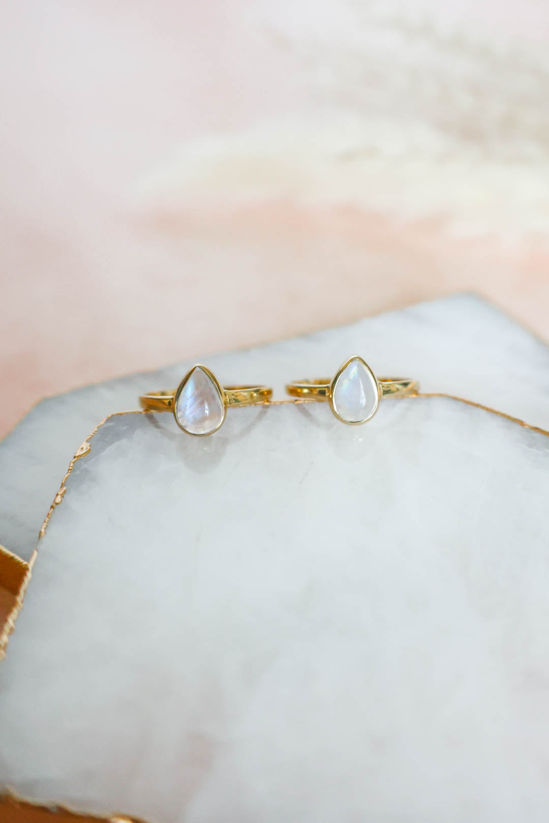 Mesa Ring Rainbow Moonstone - Gold