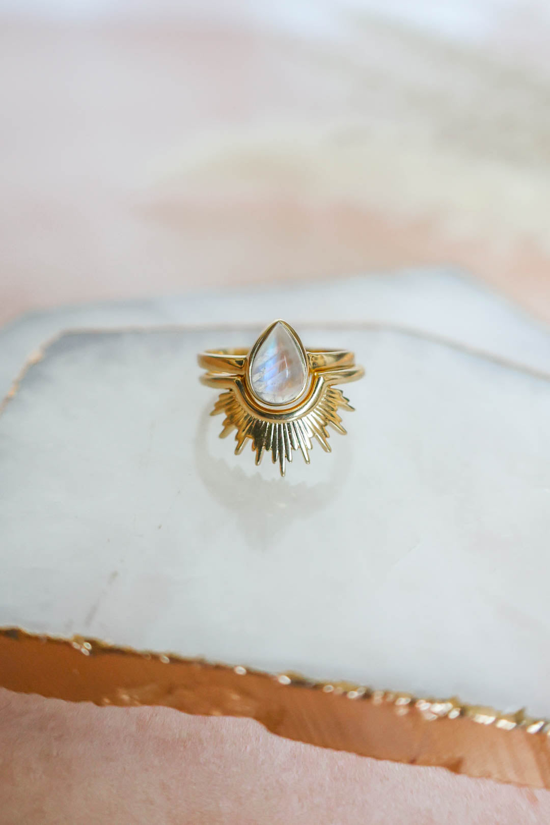 Mesa Ring Rainbow Moonstone - Gold
