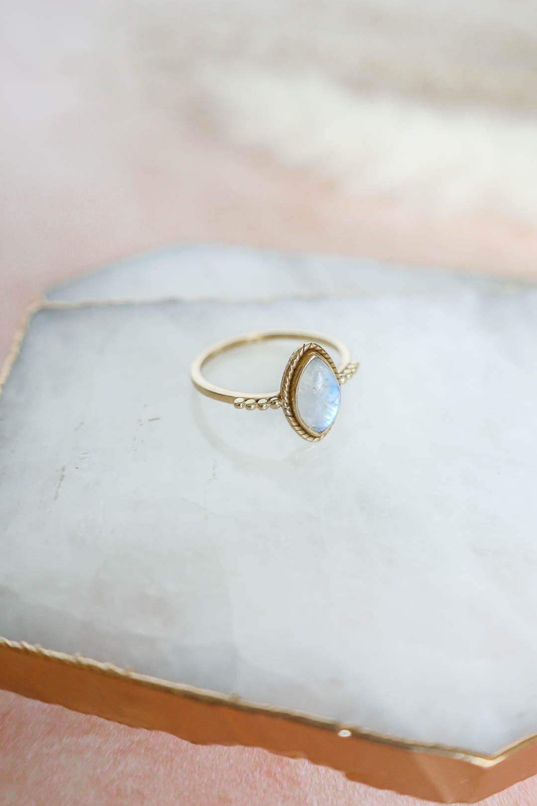 Sanora Ring Rainbow Moonstone - Gold