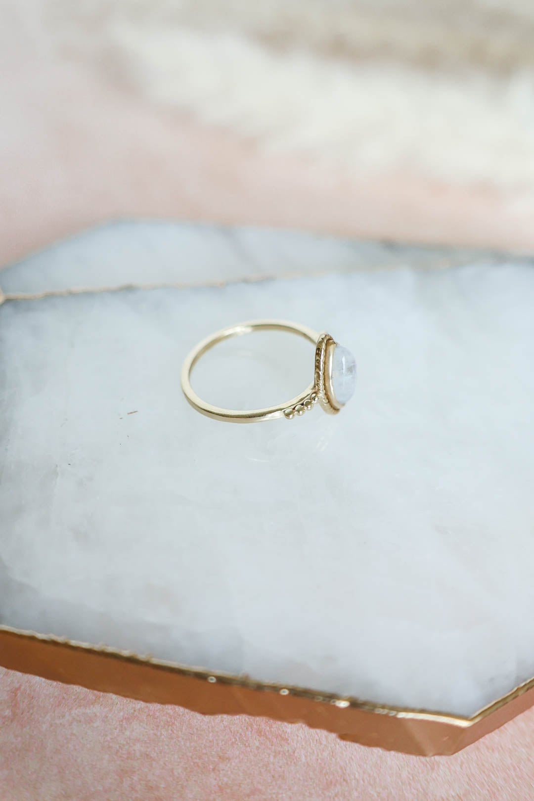 Sanora Ring Rainbow Moonstone - Gold