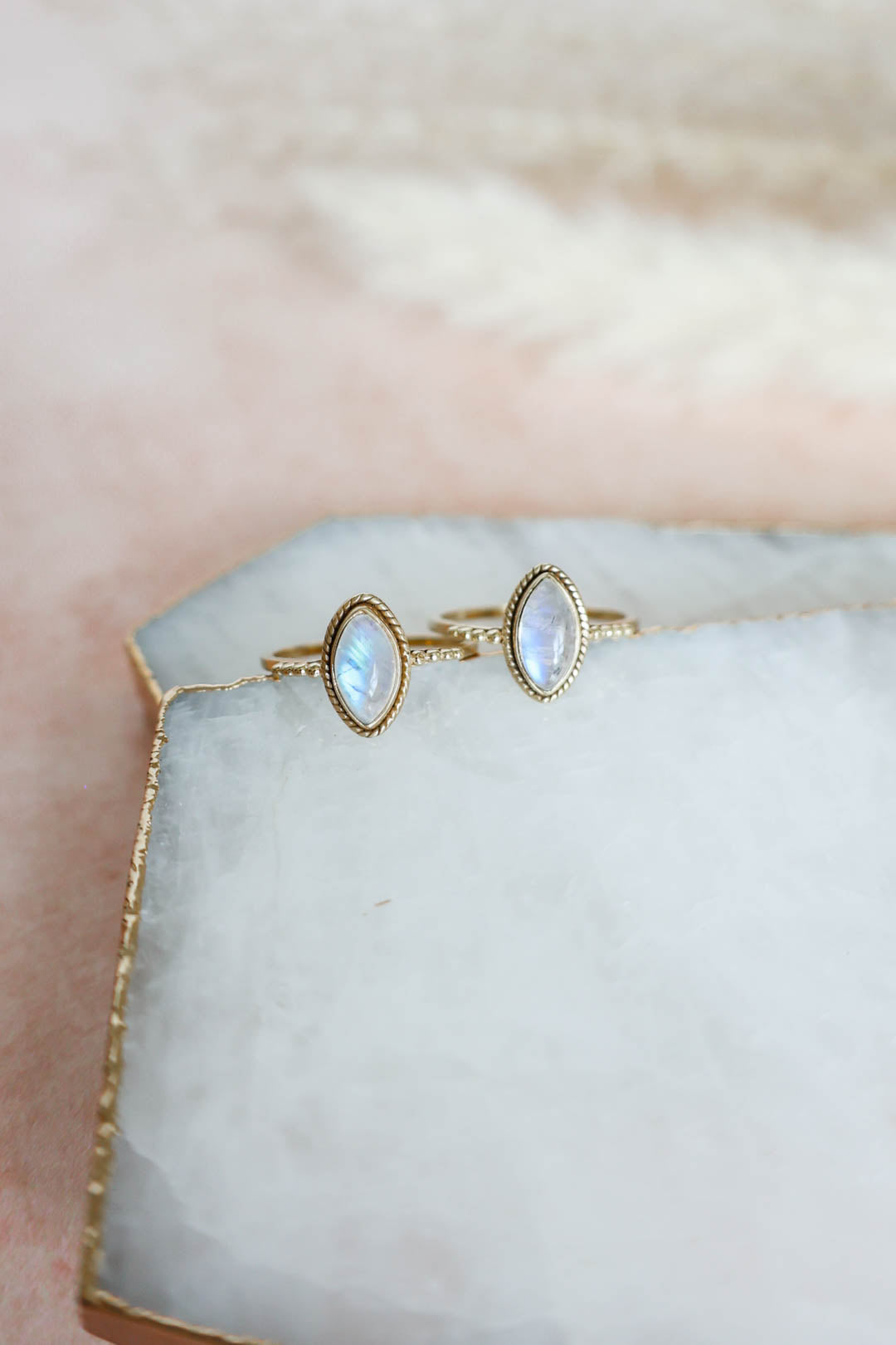 Sanora Ring Rainbow Moonstone - Gold