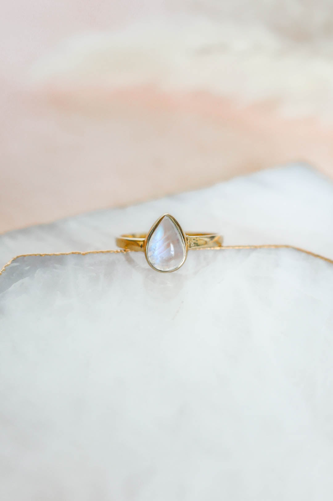 Mesa Ring Rainbow Moonstone - Gold